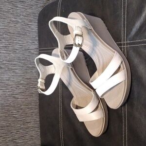 CROCS Dual Comfort Canvas Toe Straps Wedge Faux Buckle Size w9